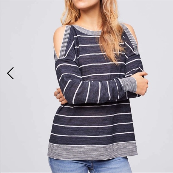 LOFT Tops - Loft Peekaboo ShoulderTop Size‎ L